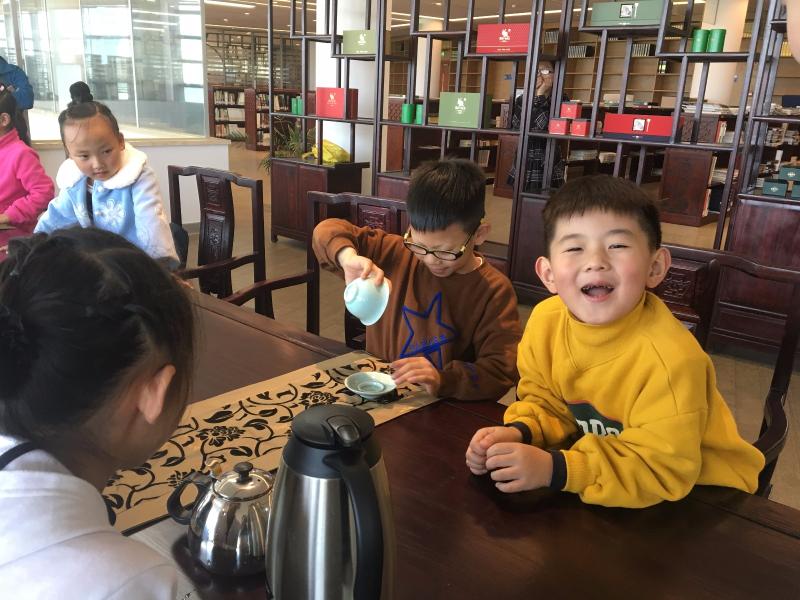 30位“小小茶艺师”宜图学习“盖碗茶”