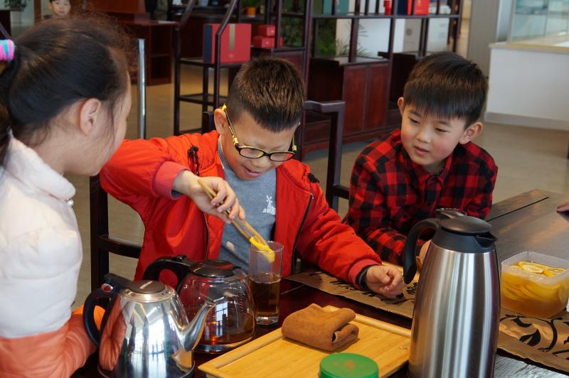 30位“小小茶艺师”宜图学习“趣味茶饮”