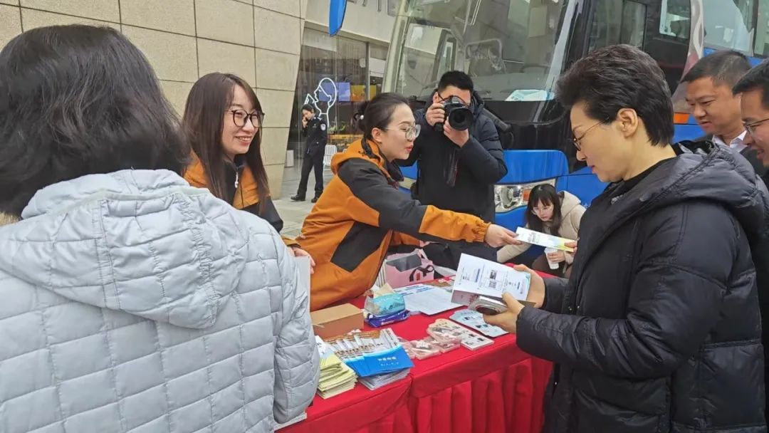 宜兴市图书馆阅读志愿者服务队参与市学雷锋纪念日志愿服务集中行动