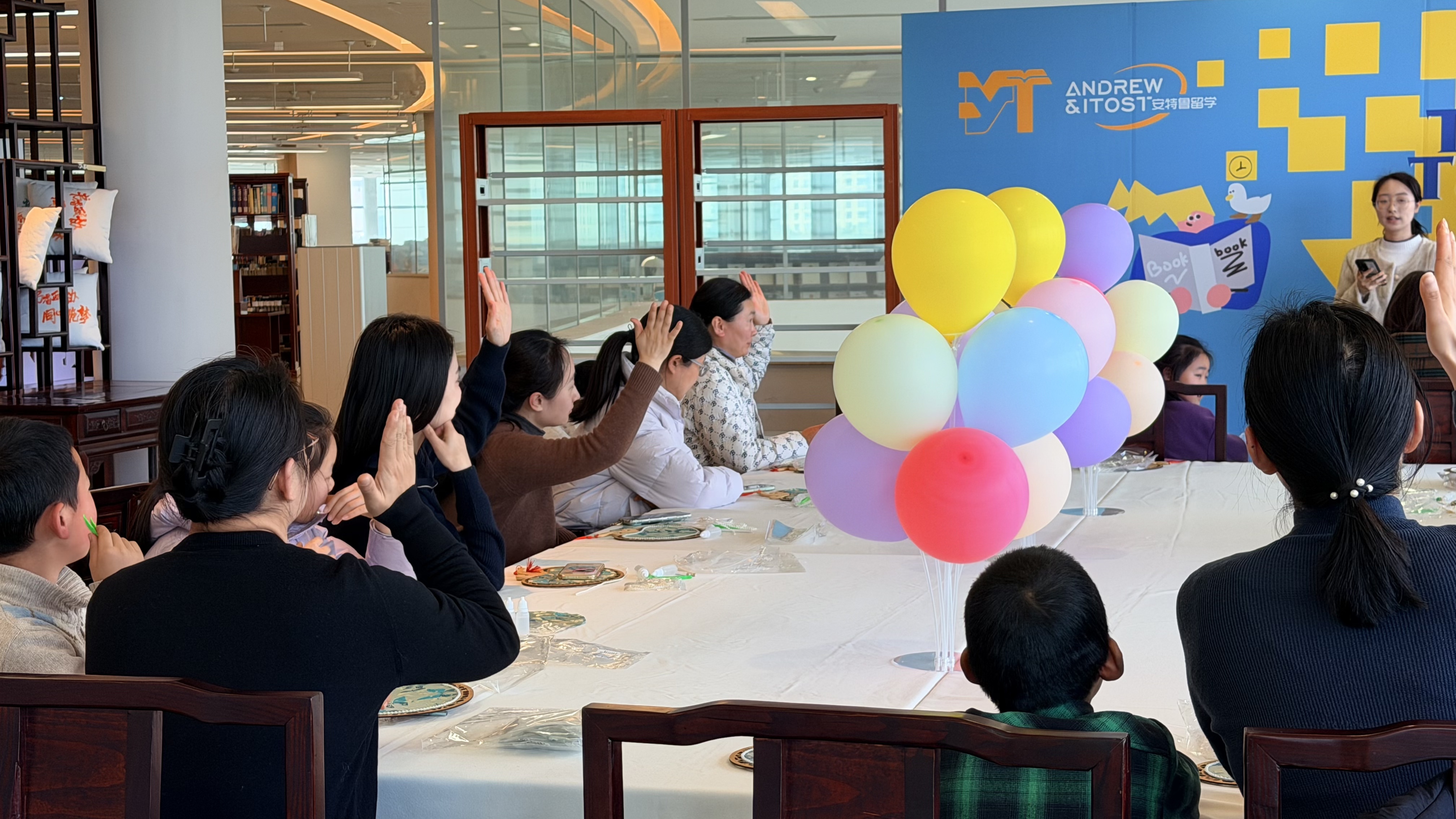 陶书会公益课堂：女神节之&ldquo;仿宋锦珍珠扇制作&rdquo;女性沙龙活动