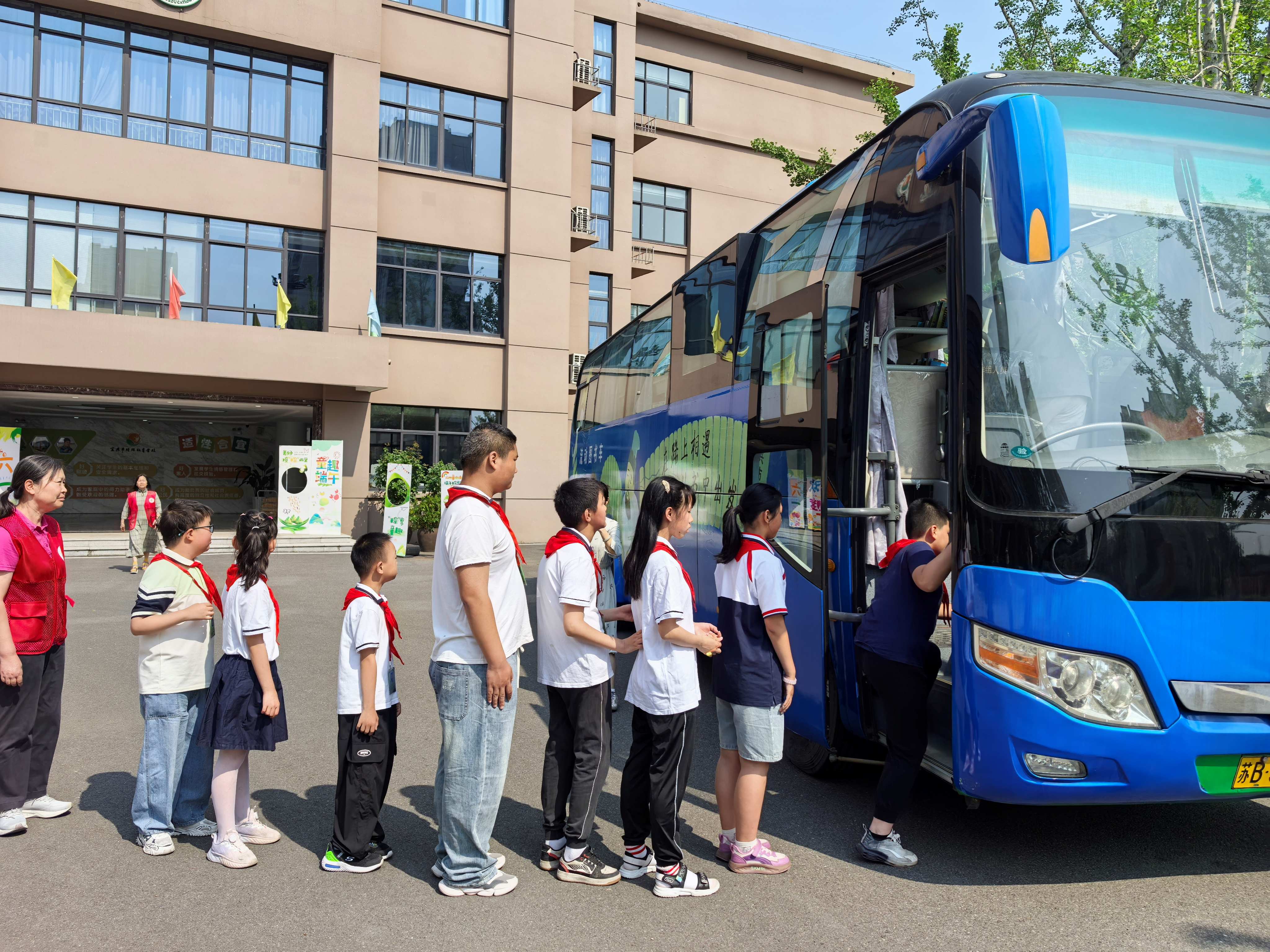 与"粽"不"童"庆双节 趣玩六一乐翻天 ——走进特殊学校